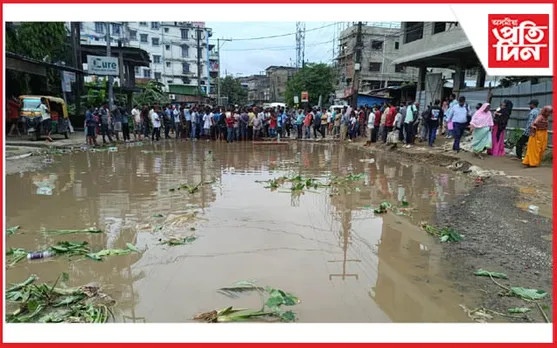 বিধ্বস্ত পথ নিৰ্মাণৰ দাবীৰে শিলচৰ-এছ এম চি হাস্পতাল পথ অৱৰোধ ক্ষোভিত ৰাইজৰ...